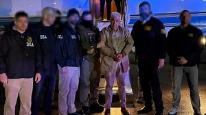 Fotos inéditas: así fue la extradición del capo mexicano Caro Quintero a Nueva York