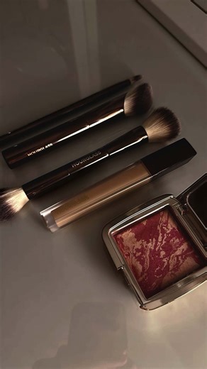 Chidi Tiffany on Instagram: "I missed the concealer + sponge application 😍 Concealers: @hourglasscosmetics in “Maple” then “Flax” Sponge: @beautyblender #concealertutorial"