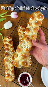 Fluffiger Hefezopf (einfaches Rezept) Diese fluffigen Mini Hefezöpfe schmecken sehr lecker und sind einfach zubereitet. Du kannst die Hefezöpfe mit frischer Hefe oder Trockenhefe backen. Zum Rezept: https://www.foodwerk-blog.de/fluffiger-hefezopf-einfaches-rezept/ | foodwerk.de