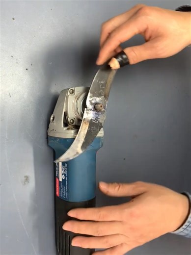 Transforming an Angle Grinder into a Milling Machine