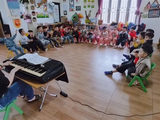 #5A2 Chủ đề: thế giới thực vật DH : em yêu cây xanh *Kiến thức: - Trẻ biết tên bài hát, tên tác giả, thuộc lời bài hát, hiểu nội dung bài hát “Em yêu cây xanh *Kỹ năng: - Rèn trẻ hát đúng giai điệu bài hát, hát đúng lời, đúng nhạc và mạnh dạn tự tin khi tham gia biểu diễn. *Thái độ: - Trẻ thích tham gia vào hoạt động hát “Em yêu cây xanh” - Giáo dục trẻ biết chăm sóc bảo vệ cây xanh | Trường Mầm Non Hoa Thủy Tiên