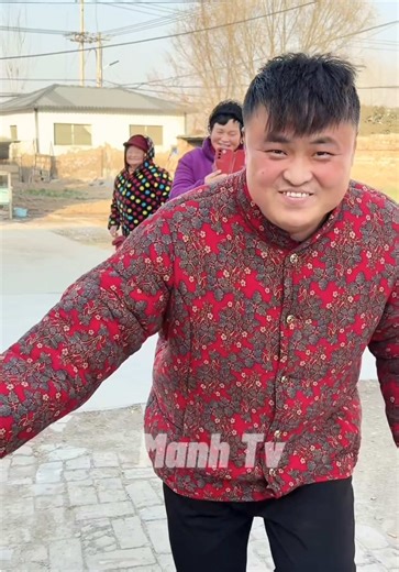 Thanh niên đóng giả con gà và cái kết 😂 #funny | old people funny video