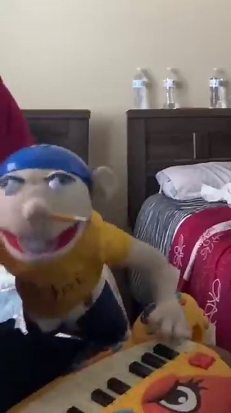 Jeffy plays cat piano