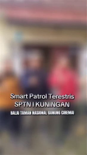 Kegiatan Smart Patrol SPTN Wilayah I Kuningan, Taman Nasional Gunung Ciremai, dilaksanakan bersama masyarakat sekitar kawasan hutan. Kegiatan ini bertujuan untuk meningkatkan kesadaran dan partisipasi masyarakat dalam menjaga kelestarian hutan. Di sela kegiatan, dilakukan pengukuran debit air untuk mendapatkan data debit air, mengingat curah hujan saat ini cukup tinggi di wilayah Kawasan Hutan Taman Nasional Gunung Ciremai. Video : @sutiryayaya #Konservasi #TNGC | Gunung Ciremai