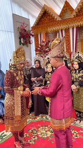 6.5K views · 2.1K reactions | Tarian adat Aceh ranup lampuan untuk menyambut kedatangan rombongan linto baro di kediaman dara baro. Bride : @muttakin_01 & @icut3516 Mc : @mc_zikri | Sanggar Seulanga | Facebook