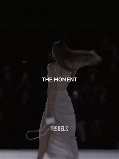 Gigi Hadid Desfilando para Jacquemus FW20