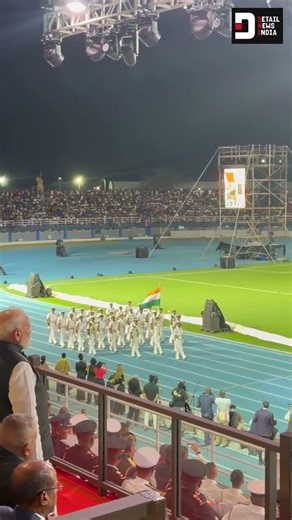 सेशेल्स में PM मोदी भारतीय दल के सम्मान में खड़े हुए
