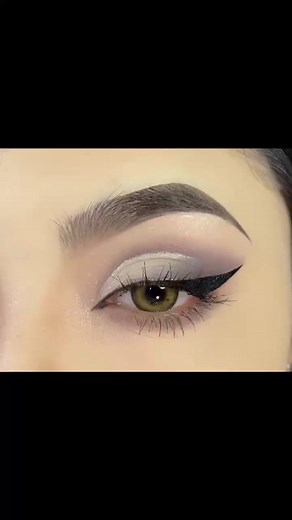 Beauty glazed eyeshadow, here cheap price high quality and come with 8pcs free brushes,ladies go ahead to order it🥰🥰🥰how beautiful the video show after use it #tiktok #makeup #eyeshadow #eyeliner #foryoupage #foryou