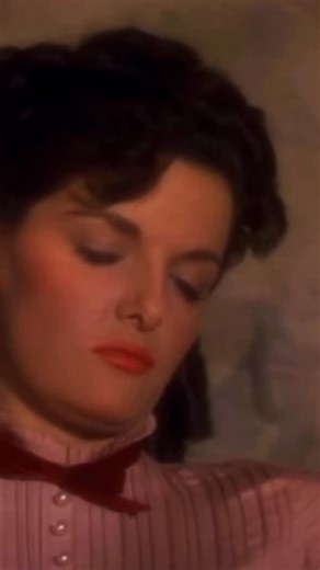 Bob Hope serenades Jane Russell with the tune “Buttons and Bows” in The Paleface (1948). 🎀 The song became an instant hit and went on to win the Academy Award for Best Original Song in 1949. Several artists of the time released chart-topping versions, most famously Dinah Shore’s, which is the one everyone seems to be most familiar with in this day and age. | the.vintage.era