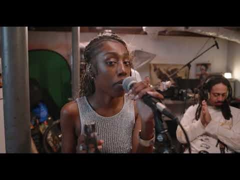 round of applause LIVE