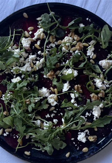 ✧ Rote-Bete-Carpaccio (2 Portionen) ✧ ✦ Zutaten \t•\t250 g Rote Bete (gekocht) \t•\t50 g Rucola \t•\t25 g Walnüsse \t•\t75 g Feta oder Hirtenkäse ✦ Dressing \t•\tOlivenöl \t•\tGranatapfelsirup oder Balsamico \t•\tSalz \t•\tPfeffer \t•\tChili (optional) ⸻ ✦ Zubereitung \t1.\tRote Bete in sehr dünne Scheiben schneiden und flach auf einem Teller oder einer Platte auslegen. \t2.\tRucola waschen, trocken schleudern und locker darüber verteilen. \t3.\tWalnüsse grob hacken und über das Carpaccio streue