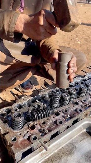 “DIY Valve Spring Removal – Mechanic Trick!”#viralvideo #foryou #mechanic