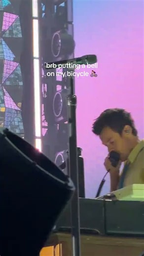 “Put a bell on your bicycle, put a bell on you bicycle” Harry during he his Italian Girls interlude on stage at Johan Cruijff Arena in Amsterdam, Netherlands, 17 May (via stephaniemiec)
