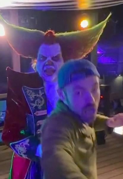 One more time… Lord Verity in @Walibi Holland with Eddie the Clown! #theaurafarmer #lordverity