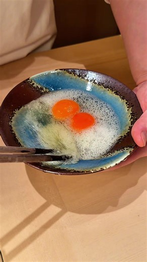 Japan’s Egg Sukiyaki ✨ 절대 깨지지 않는 노른자의 머랭 스키야키 독특한 스타일로 구워주는 스키야키로, 엄선된 와규를 전에 본 적 없는 커팅 방법으로 제공하는데요. 편으로 길게 썰어서 와규의 부드러움과 씹는 식감이 공존하는 느낌! 여기에 폭신한 머랭 식감과 진한 노른자의 감칠맛이 더해져 색다르게 먹을 수 있었답니다. [Ginza Chikamitsu 6-chome 銀座ちかみつ六丁目] - 위치: Tokyo, Chuo City, Ginza, 6 Chome-13-16 1F - 영업: 11:00 - 15:00, 17:00 - 23:30 - 메뉴: 두툼하게 썬 안심 스키야키 1장 (5,000엔 #japanesefood #tokyofood #wagyu #도쿄맛집