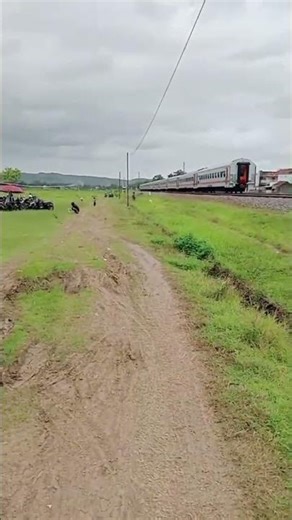 trains pass each other on double track... #keretaapiindonesia #keretaapi #train #lokomotif