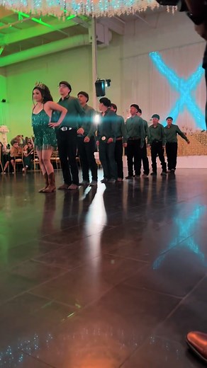 Besos al aire #quinceañera #baileschingones #fyp #bailesorpresa #az @JOAB @🐭 @Jesus