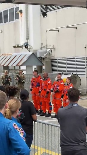 🚨 HISTÓRICO 🚨 Estos son los astronautas que regresan hoy a la Tierra después de su misión alrededor de la Luna. 🌕🚀 👨‍🚀 Reid Wiseman – Comandante de la misión 👨‍🚀 Victor Glover – Piloto 👩‍🚀 Christina Koch – Especialista de misión 👨‍🚀 Jeremy Hansen – Especialista de misión La tripulación de la misión Artemis II mission de la NASA regresa hoy a nuestro planeta después de rodear la Luna en la nave Orion spacecraft. 💬 ¿Crees que este es el inicio del regreso definitivo del ser humano a l