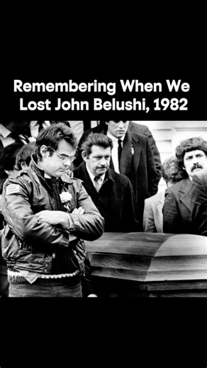 John Belushi died March 5, 1982 — only 33. Four days later, the people who loved him did something very un-Hollywood: they went quiet. They flew to Martha’s Vineyard and kept it private. No spectacle. Just grief. The service was held at the West Tisbury Congregational Church, then they headed to Abel’s Hill Cemetery in Chilmark. About 100 friends and family. And on the day they buried him, snow was falling — the kind of detail that makes the whole thing feel unreal. And then came the image you c