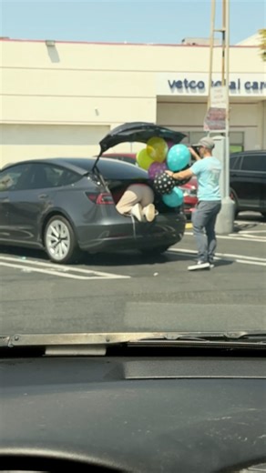6.7K views · 47 reactions | Smart woman saves guy’s balloons  #surprise #kindness #balloons #comedy | Annie Lynn | Facebook
