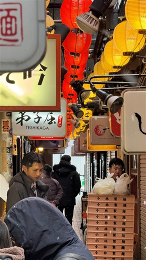 Luca 🌍 Digital Nomad | Travel Creator on Instagram: "For years I booked hostels without even thinking. “Dorm bed = cheapest option” – end of story. Then I started spending more time in places like Bali… and something stopped making sense. I’d see hostel dorms with 8–10 beds, parties every night, queues for the bathroom… and right next door? A local guesthouse with a private room, AC, breakfast and sometimes even a pool for almost the same price. That’s when I realised: hostels are not always th