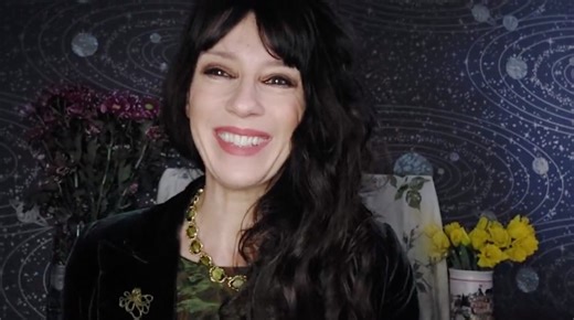 With Venus moving into Gemini, Kerry explores what creative, fun energy we can all bring into our love lives this season 💕 Not sure what your astrological element is? 💫 🌊 Water - Pisces, Scorpio, Cancer 💨 Air - Gemini, Libra, Aquarius 🔥 Fire - Aries, Leo, Sagittarius 🌍 Earth - Capricorn, Virgo, Taurus Enjoy your own personal tarot reading with Kerry👇 www.kerrykingtarot.etsy.com Join her Tarot Club👇 www.patreon.com/kerrykingtarotclub Read Kerry's latest column👇 https://metro.co.uk/2023/0