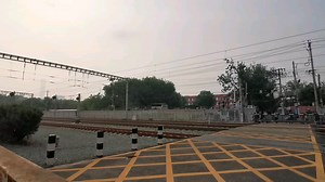 HXD3D-8014牵引客车T183通过水南庄道口