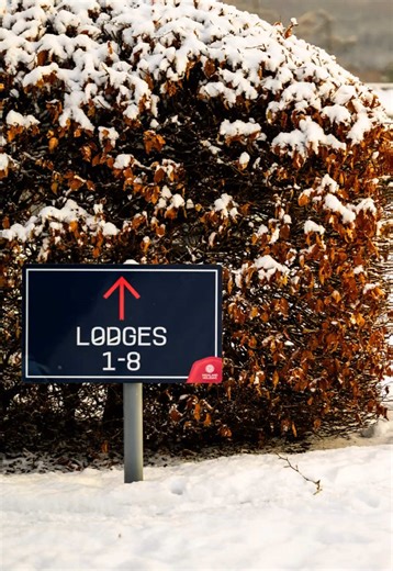 Thinking of a winter escape? ❄️✨ Waking up in a cosy lodge, snow falling outside and that quiet, magical feeling all around… it doesn’t get better than this. Warm interiors, frosty views and pure winter bliss 🏔️🤍 🔗 Book now: link in bio #lodgeswithhottub #winterlodges #snowdays