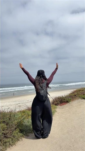 come hiking with me in the beautiful torrey pines in san diego 🖤 #hiking #sandiego