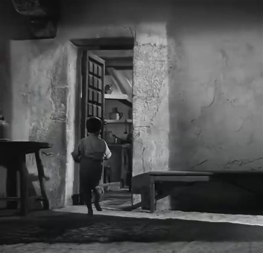 Y tú llegaste a ver la película de “Marcelino, Pan y Vino”? Dirigida por Ladislao Vajda, esta emotiva historia, basada en la novela de José María Sánchez Silva, cuenta cómo un niño huérfano, criado por frailes franciscanos, entabla una amistad milagrosa con un crucifijo que cobra vida. 🥖🍷❤️La inolvidable actuación de Pablito Calvo (¡con solo 5-6 años!) ganó una mención especial en Cannes, el Oso de Plata en Berlín y fue uno de los mayores éxitos del cine español.Sabías que Pablito Calvo fue re