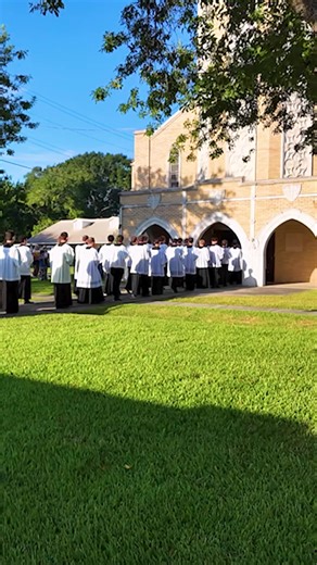 On August 15, 2025, the 11th annual Fête-Dieu du Teche transformed Louisiana’s Bayou Teche into a sacred pathway, as thousands joined a 40-mile Eucharistic boat procession from Leonville to St. Martinville. Marking the Feast of the Assumption and the 260th anniversary of the Acadians’ arrival, the event began with a French Mass at St. Leo the Great Catholic Church, led by Bishop Douglas Deshotel of the Diocese of Lafayette, Louisiana. Besides the boat bearing the Blessed Sacrament, over 50 boats