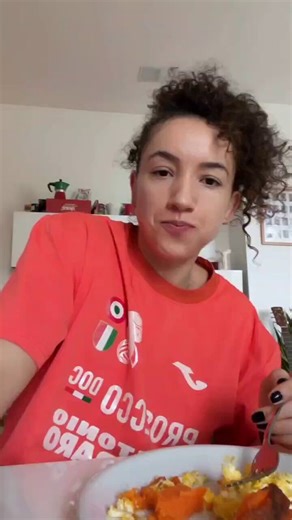 "Guys, I always get asked this here. The orange little thing, it's sweet potato. Here in Europe it is different, I don’t know if Brazil has it, okay?I remember that the person who taught me how to eat it, because I put it in the oven, it gets soft like this, see? it becomes delicious, was Nati, Nati Zílio.When she played in Turkey, she commented that she made it in the oven and such, and Nati always liked to cook. And I wasn’t much of a fan, I didn’t know how to cook almost anything.And I found 