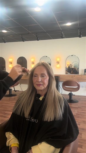 we’ve done two hand tied rows of Extensions on this client for years today she switched the color to match a topper that she brought in, WHAT A DIFFERENCE the topper makes for fine thin hair !!! #trendingnow #fyp #fy #hairtopper #hairextensions