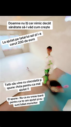 Mama Își Vede Fiul Crescând cu Iubire și Griji