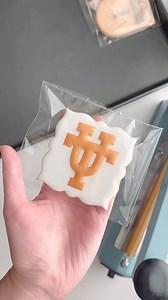 UT graduation cookies, but make them a lil girly ✨ Bags are linked on my Supplies highlight on my Instagram! My dorm room template is perfect for graduation orders- use code WELCOME to buy 3 get 1 free on everything on my website, including templates, transfer sheets, recipes, photo presets, and more! Hanamadecookies.com #graduationparty #graduationcookies #royalicingcookies #universityoftexasataustin #decoratedcookies #dallascookies | Hanamade Cookies