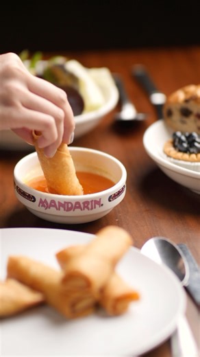 Dive into deliciousness with our fried crispy Vegetable Spring Rolls dipped in Plum Sauce 🤤 #MandarinEats #MandarinRestaurants #VegetableSpringRolls #ChineseFood #Takeout #Delivery | Mandarin Restaurants