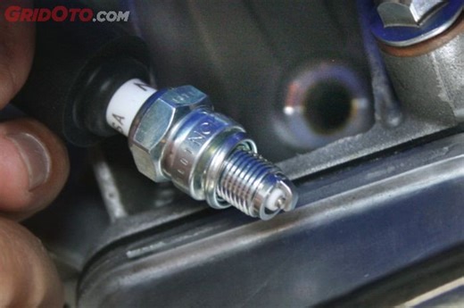 Ternyata Ini Penyebab Percikan Api Busi Di Motor Bekas kecil Dan Berwarna Merah - Gridoto