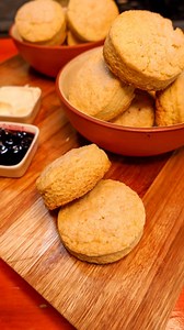 Si hay algo que me fascina son los SCONS, les juro que los amo, soy adicta, me encantan en todas sus formas y sabores y hoy les traje su versión más dulce 🤤🥵 👉🏻 Ingredientes: -500gr de harina 0000 -20gr de polvo de hornear -1 pizca de sal -135gr de azúcar -200gr de manteca fría -1 cdita de esencia de vainilla -Ralladura de 1 limón -1 huevo -130ml de crema de leche La clave para hacer unos ricos scons es JAMÁS amasar, porque lo que queremos lograr es que se desgrane en la boca, que sea facil 