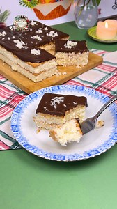 Prajitura Bounty Fara Coacere, in doar 5 minute este gata. Reteta 400 ml lapte 80 gr zahar pudra 220 gr lapte condensat putina sare 180 gr unt 400 gr fulgi de cocos 2 pachete de biscuiti Glazura 200 gr ciocolata 150 ml lapte 30 gr unt #prajiturafaracoacere #prajituri | Ella Cooking