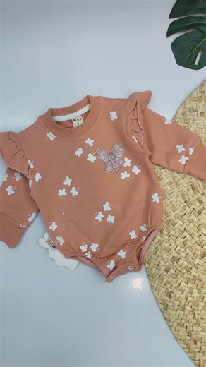 ‎پوشاک شهرزاد‎ on Instagram‎: "بادی با دو رنگ و طرح دلبرانه😍 از نوزادی تا 2 سال، 398000‼️ پیج اینستاگرام پوشاک شهرزاد https://instagram.com/shahrzadpooshak لینک پیام‌رسان ایتا 👇👇 https://eitaa.com/shahrzadpooshak لینک کانال تلگرام 👇👇 @shahrzadpooshak #دختر#نوزادی#بادی_دخترانه#پوشاک_شهرزاد"‎