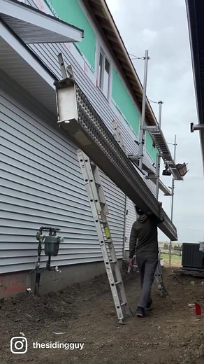 In case you’re wondering how I side 2 storey houses alone…..It’s a frequent question I get asked. This video shows just one of the ways I get long 24’ planks up to the second storey solo. . . . . . . . . . . . . . . #w#workingalonee#extensionladdera#aluminumplankp#pumpjackscaffoldingp#pumpjackscaffoldl#laddersafetyc#climbingladdersw#workingsolot#tradespersons#skilledtradesy#yougotthise#edmontony#yega#albertaconstructionf#filmedbydesr#residentialconstructions#sidinglifes#sidinginstallert#tradesec
