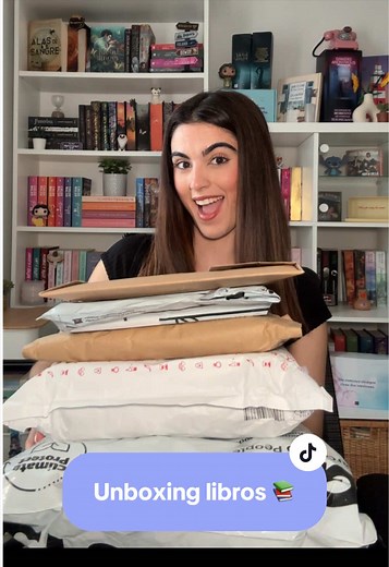 Unboxing de nuevos libros 📚 acompáñame a abrir cinco envíos editoriales con seis novedades literarias… muy fuerte!!! ✨ La lista negra - Jade Presley. Un romantasy con why choose entre cuatro príncipes y mucho spicy. Porque, ¿para que elegir uno si los puedes tener a todos? @crossbookslibros @Anna Jiménez | Books ✨ Blackwell Palace, arriesgarlo todo - Ayla Dade. Un hotel de lujo, dos hermanos y un misterio. Estoy dentrísimo!! @inlov_editorial ✨ Ever & after, El príncipe durmiente - Stella Tack.