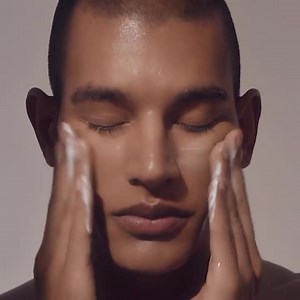 Long day? Wash it all away with our gentlest cleanser. The Cleansing Foam brings a fresh feeling back to skin by sweeping away excess debris and pollutants. Temple massage optional. | La Mer