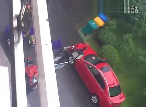 吵闹声、嘈杂声、汽车喇叭声,声声入耳