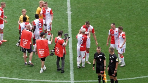 Nový dres Slavie nevydržel, utrhl se klubový symbol - Sport.cz