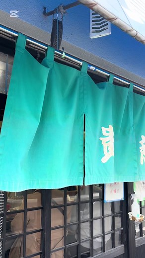 ♬♬♬♬ 北九州のラーメンシーン その奥深さは こういうお店が醸している この街一番のお店なんて 到底決められないけれど 誰しもが認める 王者の風格 今日も狭い店内に ファンがひしめき合う #貴龍 #北九州ラーメン #北九州ランチ #北九州グルメ #ラーメン #豚骨ラーメン #八幡東区 #北九州市