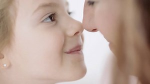 Muttertag steht vor der Tür! Wir haben Söhne und Töchter gefilmt, wie sie ihren Müttern ihre Liebe gestehen. Das Besondere: Weder die Mutter noch die Kinder sind Schauspieler und wussten vor dem Dreh, was sie erwartet. | HiPP