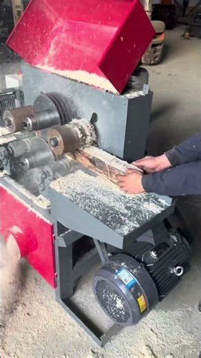 Multi-blade saw for both round and square timber