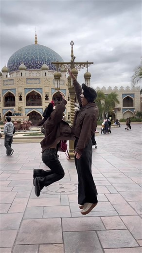 ディズニーでのカップルのハイタッチ体験