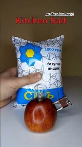 The experiment uses an apple as an electrolyte to create a simple battery. 🍎💡